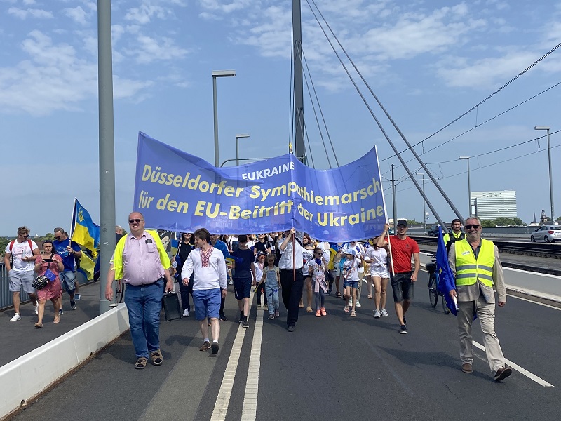 Düsseldorfer Sympathiemarsch für den EU-Beitritt der Ukraine